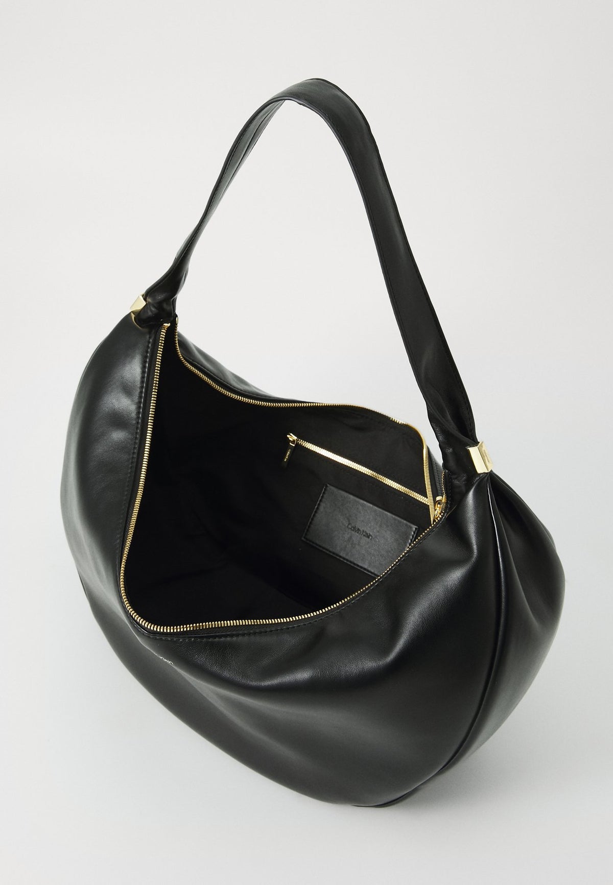 Calvin KleinPINCHED SOFT CRESCENT - Handtasche
