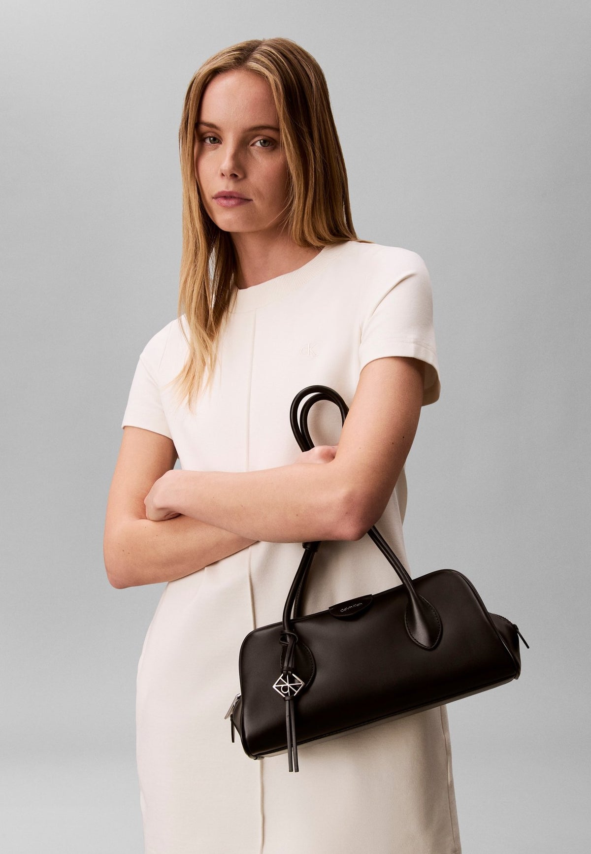 Calvin KleinEMBLEM LOGO SHOULDER BAG - Handtasche
